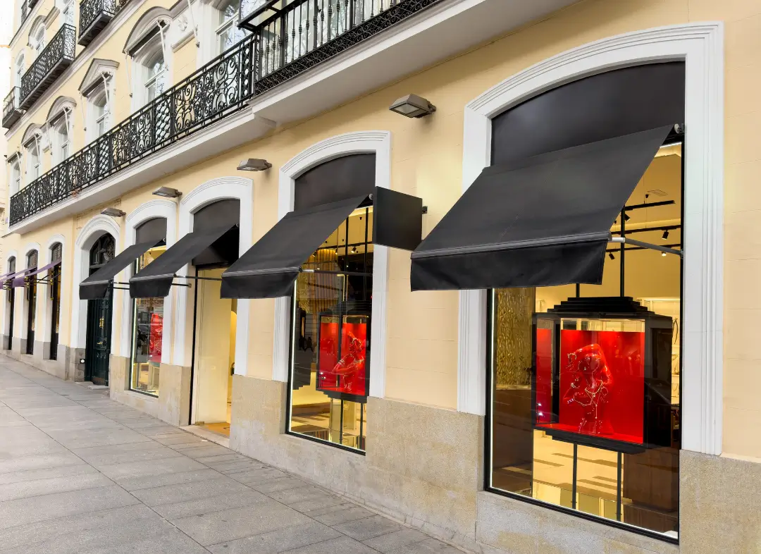 Façade vitrine de magasin en aluminium sur mesure à Vinassan
